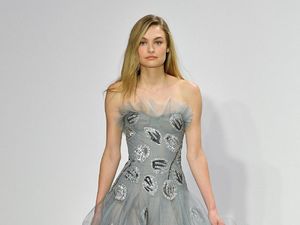 Foto: 15 Karya Oscar de la Renta di New York Fashion Week 2017