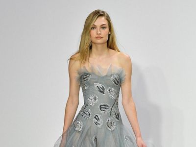 Foto: 15 Karya Oscar de la Renta di New York Fashion Week 2017