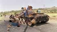 Tank tempur. Tank yang akan Anda lihat di sepanjang pinggir jalan adalah sisa-sisa habis habisnya Perang Eritrea-Ethiopia tahun 1998-2000. Mesin perang ini di waktu kini menjadi tempat menyenangkan bagi anak-anak setempat (Dok. CNN Travel)