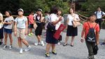 Gaya Siswa Jepang Wisata ke Kuil Emas
