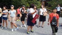 Para siswa itu ada yang berseragam dan ada pula yang memakai pakaian bebas. Para guru ikut menemani sambil sesekali menjelaskan tentang kuil tersebut. Bahkan, ada dua siswa dengan mimik lucu saat mereka kagum menyaksikan kuil emas.