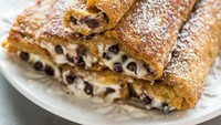 Buat yang suka gurih manis, buat saja french toast cokelat ini. Diolesi krim dan diberi chocolate chips lalu digulung dan ditaburi gula bubuk.Foto: Istimewa