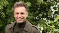 Chris Packham adalah seorang fotografer dan presenter televisi program alam liar. Kepada Daily Mail Chris mengaku kadang ada momen di mana ia sama sekali tak bisa shooting melihat ke arah kamera karena vertigo. (Foto: BBC)