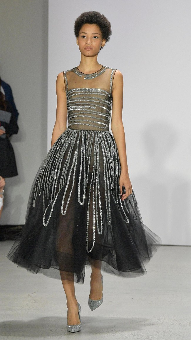 Model walks the runway for Oscar De La Renta fashion show during New York Fashion Week on September 11, 2017 in New York City.  (Photo by Slaven Vlasic/Getty Images)