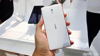 Jeroannya mengandalkan prosesor quad core MediaTek MT 6737, RAM 2 GB, memori internal 16 GB yang disertai slot microSD. (Foto: detikINET/Adi Fida Rahman)