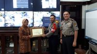 Kabag Ops AKBP Bambang Sukmo Wibowo menerima penghargaan