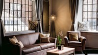 Dibangun di area legendaris, hotel ini tak kalah keren dari Titanic Hotel Liverpool yang lebih dulu ada. Titanic Hotel Belfast ini dibuka untuk publik sejak 10 September 2017 kemarin. Tersedia 119 kamar mewah dengan gaya Art Deco (Titanic Hotel Belfast)