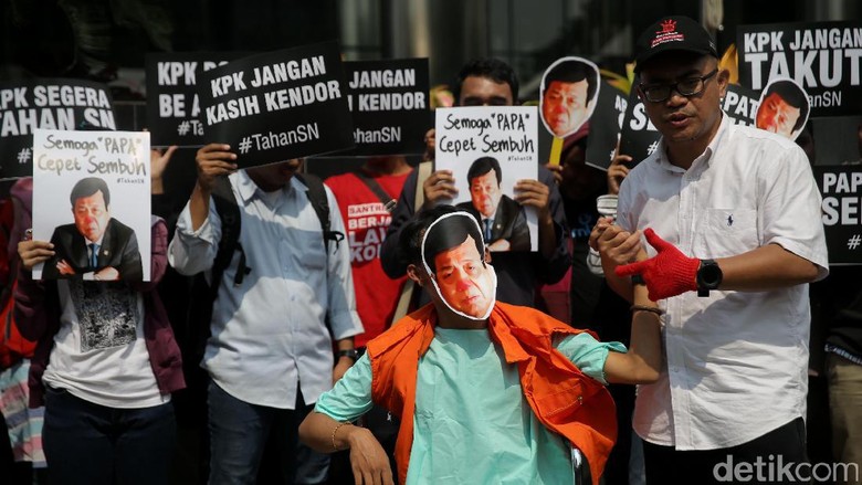 Setya Novanto Minta Status Tersangkanya Digugurkan Setya Novanto Minta Status Tersangkanya Digugurkan