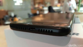 Spesifikasi yang diusung berupa prosesor quad core dengan kecepatan 1,25 GHz, dipadu RAM sebesar 2 GB, dan memori internal 16 GB. (Foto: detikINET/Yudhianto)