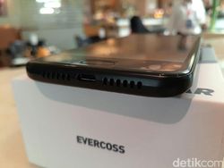 Layar Kingkong Ponsel Ini Kuat Banget, Bisa Buat Getok Paku