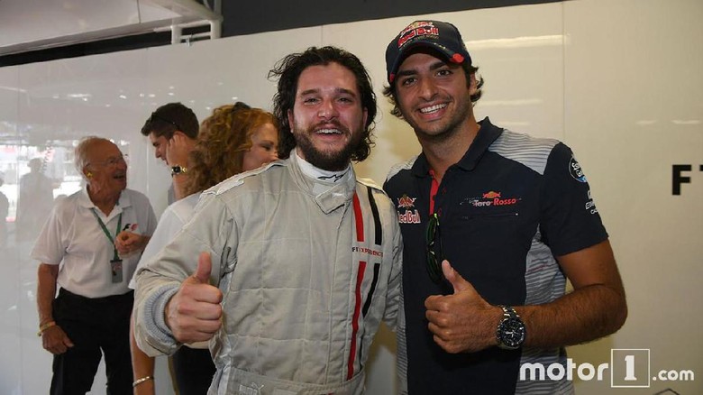 Jon Snow Bertarung dengan Ser Davos Kendarai F1 Foto: dok. Formula One / Motor 1 Jon Snow Bertarung dengan Ser Davos Kendarai F1 Foto: dok. Formula One / Motor 1