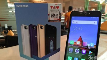 Evercoss menyebutnya sebagai Kingkong Glass. Lapisan layar ini diklaim mempunyai kekuatan di level 6,5. Sebagai pembanding, material tembaga tingkat kekuatannya berada di angka 3. (Foto: detikINET/Yudhianto)