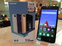 Layar Kingkong Ponsel Ini Kuat Banget, Bisa Buat Getok Paku