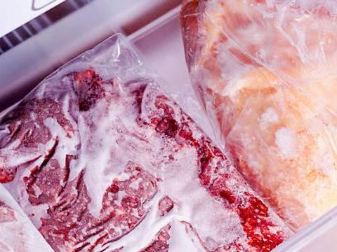 Daging sapi dan unggas saat disimpan di freezer.