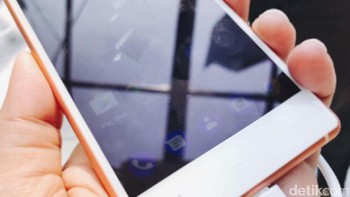 Layarnya dibekali pelindung Gorilla Glass 2,5D. (Foto: detikINET/Adi Fida Rahman)