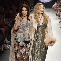 Anda mungkin sudah mengetahui jika Gigi dan Bella Hadid berdarah Palestina dari sang ayah. Ayahnya, Mohammed Hadid pun diketahui beragama Islam. Di akun Instagram, Gigi dan Bella pernah merayakan hari raya Islam dan membela Palestina. Foto: Frazer Harrison/Getty Images For NYFW: The Shows