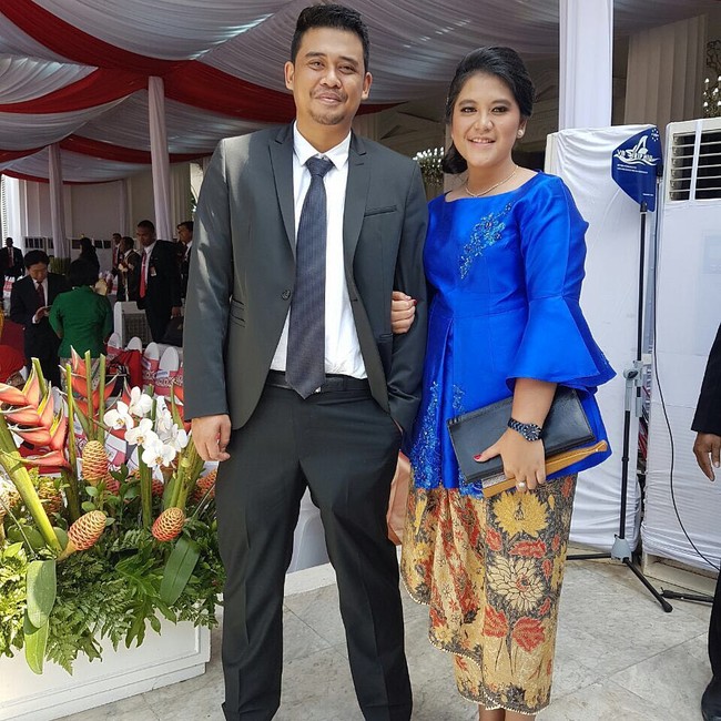 Look modern juga pernah ditampilkan Kahiyang Ayu dengan kebaya biru neon berlengan lebar serta kain batik berpotongan asimetris.  (Foto: Instagram/@kahiyangayu)