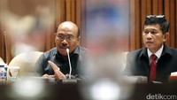 Kepala Puslabfor Bareskrim Polri Brigjen Pol. Alexander Mandalika dan Kabid Fiskomfor Bareskrim Mabes Polri Kombes Pol. Roedy Aris Tavip hadir dalam rapat dengar pendapat dengan Pansus Angket KPK  DPR di Gedung Nusantara, Kompleks Parlemen Senayan, Jakarta, Kamis (14/9/2017).
