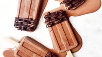 Diberi kucuran cokelat, es loli tentu saja makin enak. Rasanya jadi legit renyah dengan rasa pekat cokelat.Foto: Istimewa
