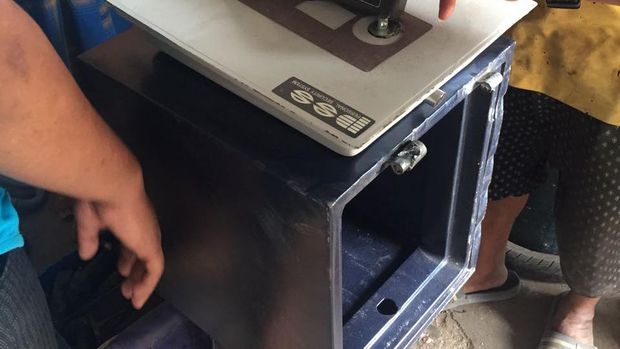 Pembunuh mengambil perhiasan dan barang berharga yang disimpan Husni dan Zakiah dalam brankas itu.