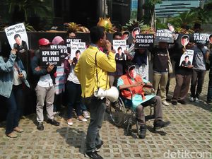 Koalisi Masyarakat Sipil Doakan Papa Cepat Sembuh di KPK