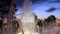 Air Mancur Scioto Mile dengan luas area 1.393 meter persegi menampilkan 1.100 pipa semprot yang ditengah-tengahnya mampu menembakan air setinggi 22 meter. Air mancur ini hanya ada di bulan April sampai Oktober (CNN Travel)