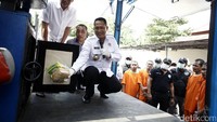 Budi Waseso (Buwas) memusnahkan barang bukti sabu di kantor BNN, Jakarta Timur, Kamis (14/9/2017).
