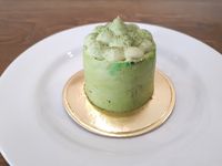 Sugabites Patisserie: Bersantai Sambil Ngemil Cake Mawar dan <i>Green Tea</i> 