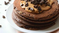 Pancake cokelat yang sedikit tebal dan fluffy ini enak dimakan hangat dengan olesan selai kacang dan taburan cokelat serut. Satu pasti kurang!Foto: Istimewa