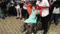 Mereka pun meminta KPK untuk segera menahan Novanto dan melimpahkan kasusnya ke pangadilan (Foto: Faiq Hidayat/detikcom)