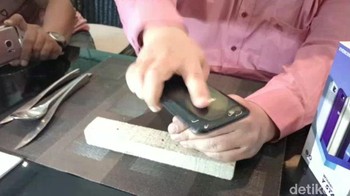 Paku beton yang ada di meja ini pun digetok dengan layar Kingkong ponsel ini. di Foto: Yudhianto/detikINET