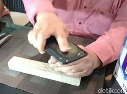 Layar Kingkong Ponsel Ini Kuat Banget, Bisa Buat Getok Paku