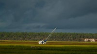 Sebuah kapal terlihat di ladang setelah diterbangkan angin dari dermaga ke rawa-rawa setelah badai Irma melintasi St Marys, Georgia (Foto: REUTERS/Chris Keane)