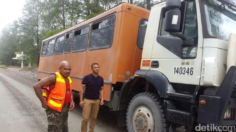 Bus Operasional PT Freeport Ditembak, Pelaku Masih Diburu Bus Operasional PT Freeport Ditembak, Pelaku Masih Diburu