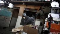 Sebagian bangunan liar tersebut telah ditinggal penghuninya.