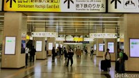 Tak jauh berbeda dengan stasiun Tokyo, penumpang shinkansen di Stasiun Kyoto cukup ramai.