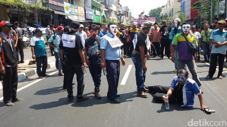 Tolak Putusan MA, Sopir Taksi Argo di Yogya Gelar Aksi Teatrikal Tolak Putusan MA, Sopir Taksi Argo di Yogya Gelar Aksi Teatrikal