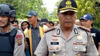 Kapolresta Palembang Kombes Pol Wahyu Bintono saat tiba di lokasi untuk bernegosiasi (Raja Adil Siregar/detikcom)