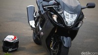 Otolovers, Suzuki Hayabusa ini cukup berat untuk diajak berbelok. Maklum, motor segambot ini punya bobot 266 kg. Ini sih jagoan untuk drag race.