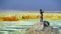Tempat paling mengerikan di bumi? Terletak di wilayah Afar di perbatasan Eritrea, Danakil Depression dipenuhi gunung berapi dan danau garam yang merupakan salah satu tempat terpanas di planet ini. Dari Abbis Ababa ada agen Ethio Travel and Tours yang bisa membawa traveler dengan biaya sekitar USD 600 untuk perjalanan empat hari (Dok. CNN Travel)