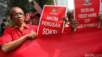 Puluhan massa yang tergabung dalam Sentral Organisasi Karyawan Swadiri Indonesia (SOKSI) pimpinan Ali Wongso Sinaga melakukan aksi unjuk rasa di depan gedung Direktorat Jenderal Administrasi Hukum Umum (Ditjen AHU) Kementerian Hukum dan HAM, Jalan Rasuna Said, Kuningan, Jakarta Selatan, Kamis (14/9/2017).