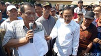 Salah seorang warga saat menunjukkan bukti-bukti kepemilikan tanah dan putusan pengadilan PTUN (Raja Adil Siregar/detikcom)