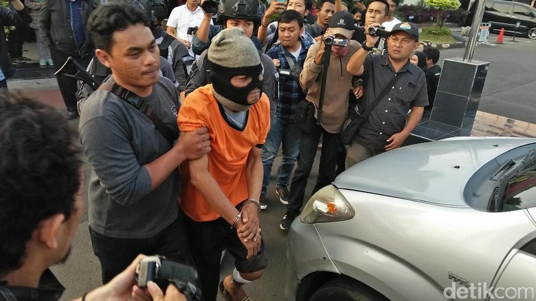 Polisi Tangkap Pelaku yang Bacok Ibu dan Anak di Ciledug Polisi Tangkap Pelaku yang Bacok Ibu dan Anak di Ciledug