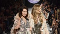 Gigi dan Bella saat tampil di acara Anna Sui dalam acara New York Fashion Week, New York City, AS pada Senin (11/9) waktu setempat. Frazer Harrison/Getty Images For NYFW: The Shows/detikFoto.