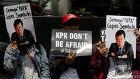 Beberapa membawa atribut seperti poster selama aksi damai berlangsung.