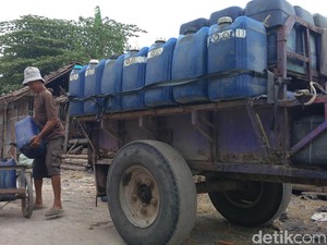 Kisah Sarmin Penjual Air Keliling di Cirebon Kuliahkan Dua Anak