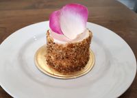 Sugabites Patisserie: Bersantai Sambil Ngemil Cake Mawar dan <i>Green Tea</i> 