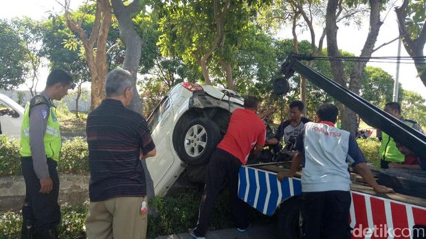 Mobil Sirion masuk parit dievakuasi/