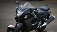 Sudah puas mengira-ngira posisi ridingnya, saatnya detikOto merasakan ganasnya Suzuki Hayabusa ini. Suzuki Hayabusa menggendong mesin empat silinder, DOHC, liquid cooled, berkapasitas 1.340 cc dengan transmisi enam percepatan. Ketika mesin dinyalakan, karakter mesin motor empat silinder terdengar sangat merdu. Makin penasaran untuk mencobanya langsung.