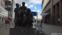 Train to Life merupakan sebuah patung historis yang menceritakan sekumpulan anak-anak Yahudi yang dulunya melarikan diri pada zaman Nazi (Septiana/detikTravel)